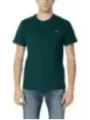 Levi's T-Shirt Jeans Modell trägt