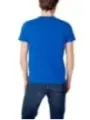 Mann trägt blaues Polohemd und Jeans