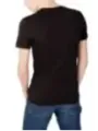 Mann trägt Calvin Klein Jeans.
