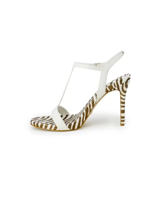 Weiße und goldene Zebra Sandalen