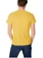 Gelbes T-Shirt, blaue Jeans, Mann