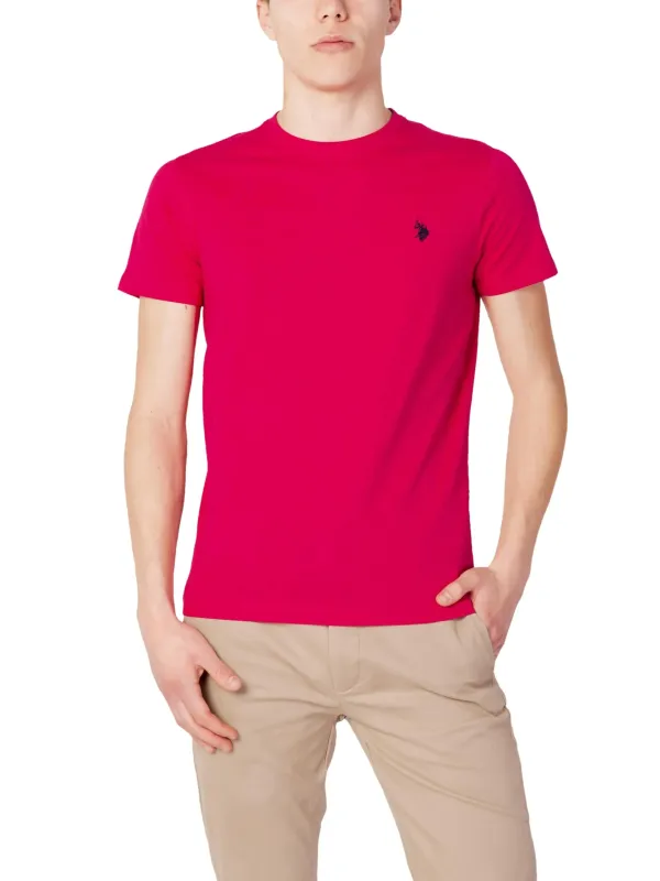 Mann trägt rotes Polo Assn. T-Shirt Mann trägt rotes Polo Assn. T-Shirt