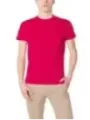 Mann trägt rotes Polo Assn. T-Shirt