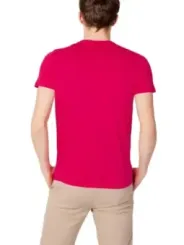 Mann trägt rotes Polohemd Khaki