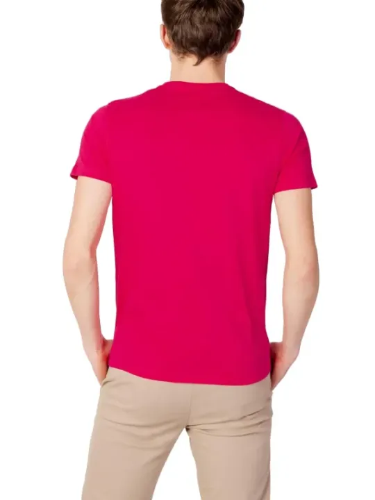 Mann trägt rotes Polohemd Khaki