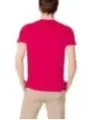 Mann trägt rotes Polohemd Khaki