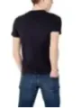 Mann trägt schwarzes Hemd Jeans