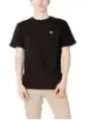 Mann trägt Tommy Hilfiger Jeans