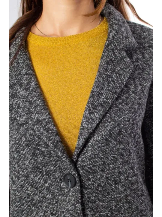 Grauer Tweedjacke mit gelbem Pullover