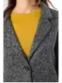 Grauer Tweedjacke mit gelbem Pullover