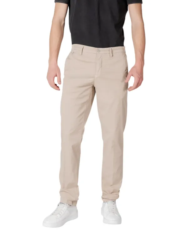 Beige Chinos für Männer tragen Beige Chinos für Männer tragen