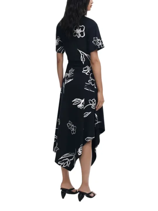 "Desigual Kleider im Sale | Desigual Damenkleid - Florales Herbst/Winter-Kleid in Schwarz mit Rundhalsausschnitt und kurzen Ärmeln - Artikelcode: 25WWVK44 online kaufen"|Planet-Deluxe