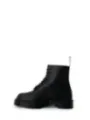 Schwarze Lederstiefel mit grober Sohle
