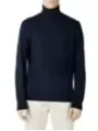 Mann trägt blauen Rollkragenpullover Diktat
