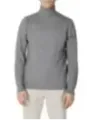 Grauer Rollkragen mit Beigehose