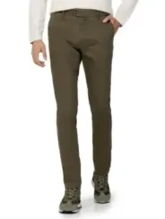 Khaki-Hose mit weißem Hemd
