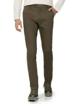 Khaki-Hose mit weißem Hemd