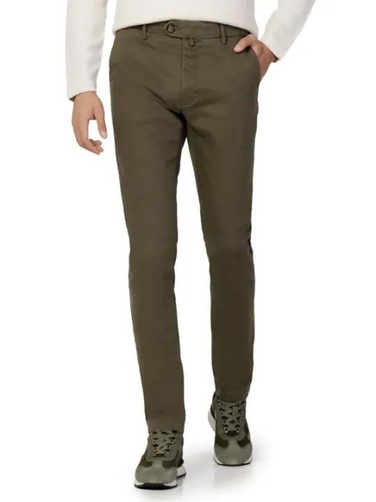 Khaki-Hose mit weißem Hemd