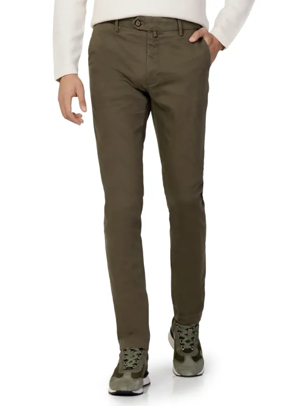 Khaki-Hose mit weißem Hemd Khaki-Hose mit weißem Hemd