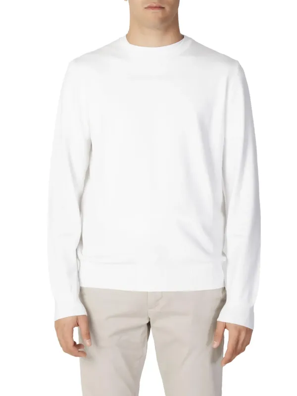 Weißer Pullover, männliches Model präsentiert Weißer Pullover, männliches Model präsentiert