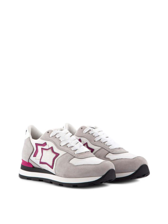 Weiße Sneakers mit pinkem Stern