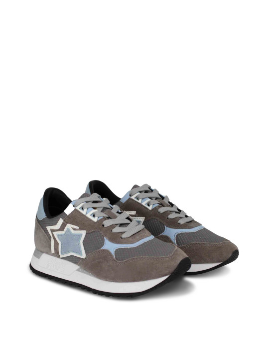 Braune Wildledersneakers mit blauem Netz.