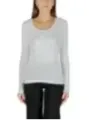 "Guess T-Shirts im Sale | Guess Damen T-Shirt - Weiß mit Druckmuster & Strassdetails, Langarm, Rundhals - Herbst/Winter Kollektion online kaufen"|Planet-Deluxe