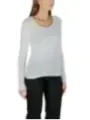 "Guess T-Shirts im Sale | Guess Damen T-Shirt - Weiß mit Druckmuster & Strassdetails, Langarm, Rundhals - Herbst/Winter Kollektion online kaufen"|Planet-Deluxe