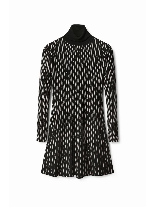 Schwarzes weißes Ikat Kleid hinten Schwarzes weißes Ikat Kleid hinten
