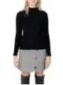 Schwarzer Wollpullover mit Rollkragen