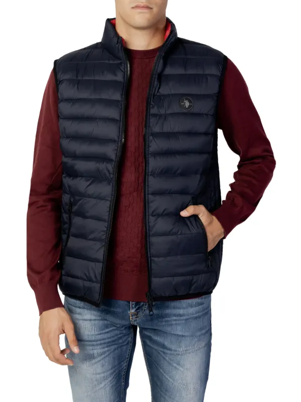 Mann trägt schwarze Polo Assn. Weste