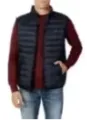 Mann trägt schwarze Polo Assn. Weste