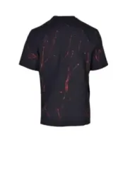Schwarzes T-Shirt mit roten Spritzern