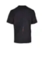 Schwarzes T-Shirt mit roten Spritzern