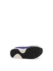 Weiße Sneaker mit lila Schnürsenkeln