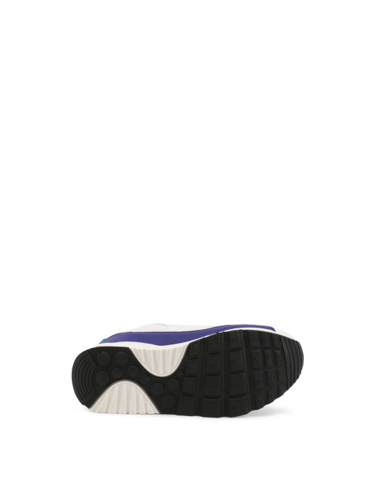 Weiße Sneaker mit lila Schnürsenkeln