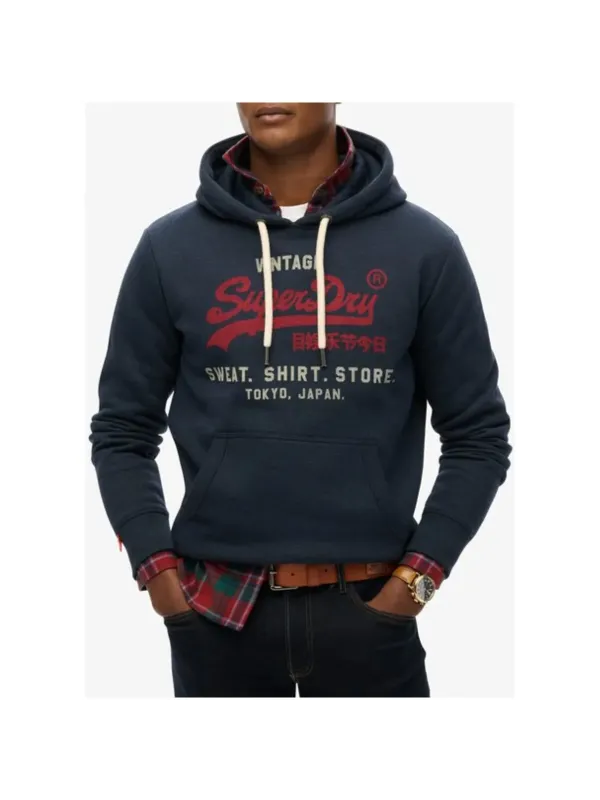 "Superdry Sweatshirts im Sale | Superdry Herren Fleece Hoodie Blau mit Druck - Gemütlicher Herbst/Winter Kapuzenpullover mit Vordertaschen und Langarm - Modell online kaufen"|Planet-Deluxe "Superdry Sweatshirts im Sale | Superdry Herren Fleece Hoodie Blau mit Druck - Gemütlicher Herbst/Winter Kapuzenpullover mit Vordertaschen und Langarm - Modell online kaufen"|Planet-Deluxe