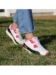 Weiße Sneaker mit fuchsiafarbenen Akzenten