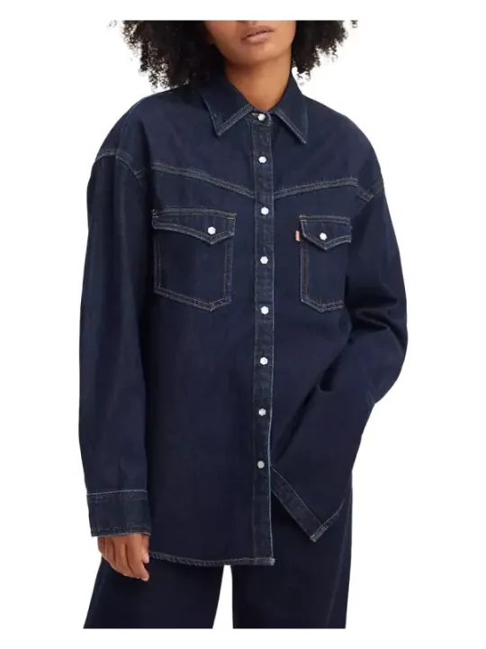 Dunkles Denimhemd mit weißen Knöpfen