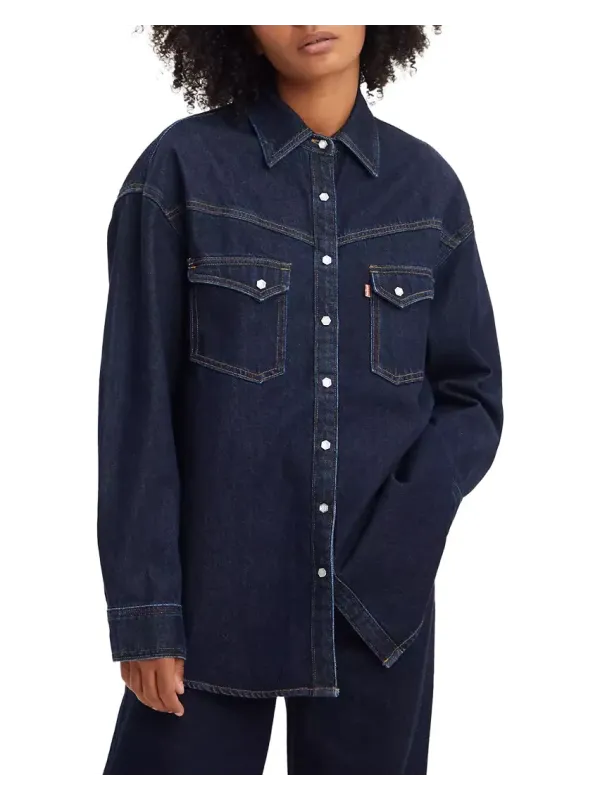 Dunkles Denimhemd mit weißen Knöpfen