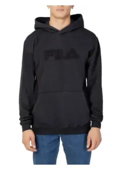 Mann trägt schwarzes Fila Sweatshirt