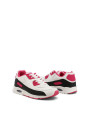 Weiße Sneaker mit pinken Akzenten