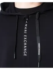 Schwarzer Kapuzenpullover mit weißen Kordeln