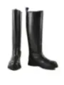 Schwarze Lederstiefel kniehoch dargestellt