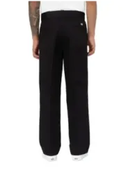 Mann trägt schwarze Dickies Hosen