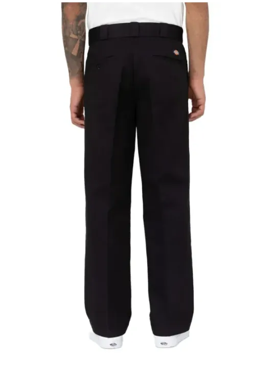 Mann trägt schwarze Dickies Hosen