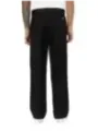Mann trägt schwarze Dickies Hosen