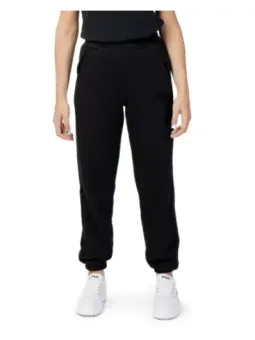 Fila Sweatpants und weiße Sneaker