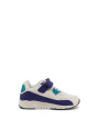 Weiße Sneaker mit lila Akzenten