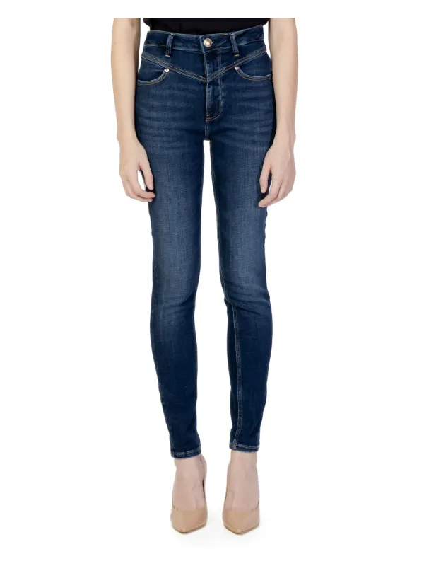 Dunkle Skinny Jeans mit Absatzschuhen Dunkle Skinny Jeans mit Absatzschuhen